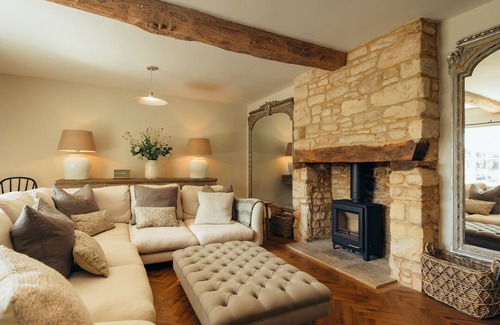 Burford Cottage | BROOK COTTAGE, pet friendly, with hot tub in Little Barrington