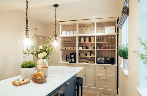 Burford Cottage | BROOK COTTAGE, pet friendly, with hot tub in Little Barrington