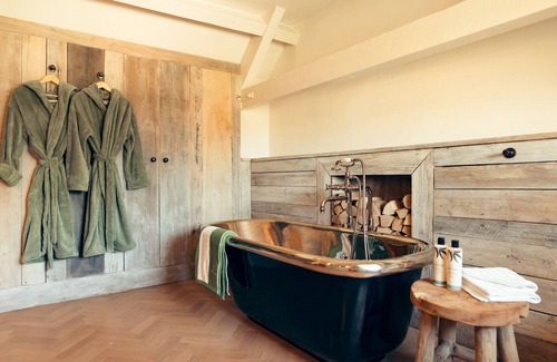Burford Cottage | BROOK COTTAGE, pet friendly, with hot tub in Little Barrington