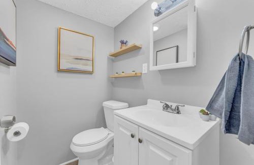 Kamm's Corners House | Brooklyn Townhome Updated Kitchen Sleeps 9
