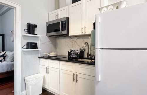 Spruce Hill Apartment | Brooklyn Vibe Meets UPenn: Stylish 1BR - Sleeps 3