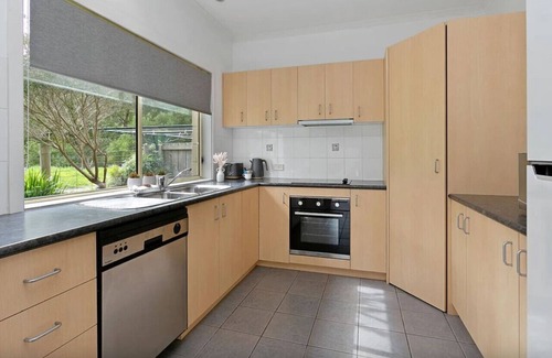 Apollo Bay House | Brookside - Centrally located