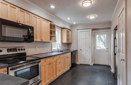 South Kansas City House | Brookside KC house. Near Plaza, UMKC, Rockhurst, 8 miles from Arrowhead stadium