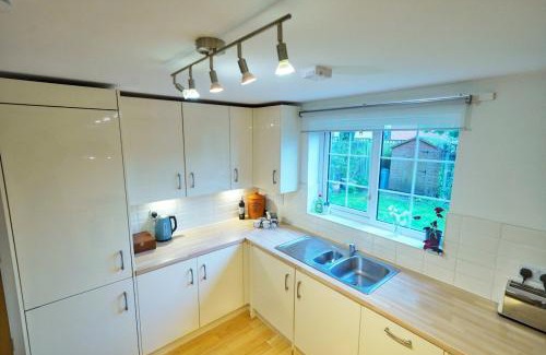 Abbots Langley Apartment | Broomfield Nook - 2 Bed Ground floor Maisonette close to Harry Potter studio tour