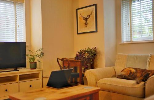 Abbots Langley Apartment | Broomfield Nook - 2 Bed Ground floor Maisonette close to Harry Potter studio tour