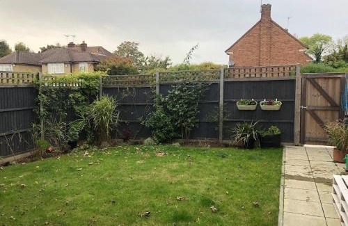 Abbots Langley Apartment | Broomfield Nook - 2 Bed Ground floor Maisonette close to Harry Potter studio tour