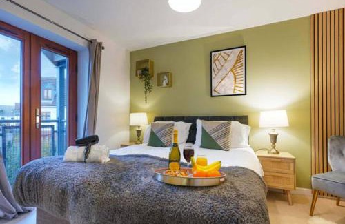 Newport Pagnell House | Broughton House with Free Parking, Balcony, Fast Wifi and Smart TV with Netflix by Yoko Property