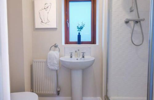 Newport Pagnell House | Broughton House with Free Parking, Balcony, Fast Wifi and Smart TV with Netflix by Yoko Property