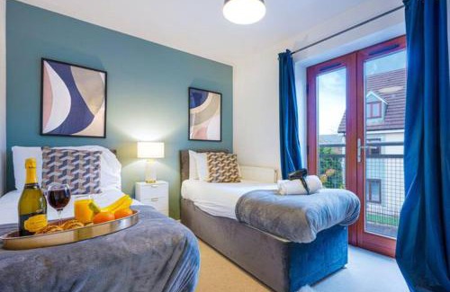 Newport Pagnell House | Broughton House with Free Parking, Balcony, Fast Wifi and Smart TV with Netflix by Yoko Property