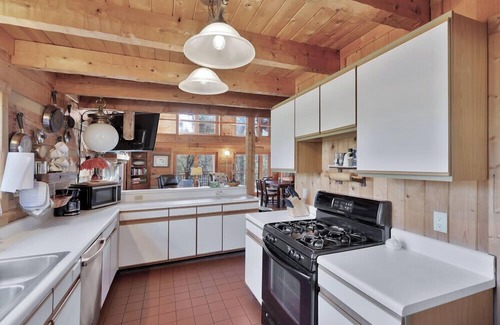 Salem House | Brower Drive Escape S