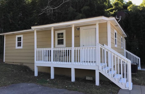 Gainesville House | Brown Bungalow with King bed by the lake