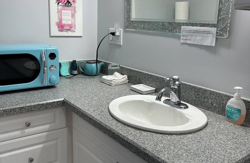 Palmetto Bed & Breakfast | Brown Bunny BnB-Bakery A Peaceful Retreat Palmetto FL Outdoor Spaces WiFi AC