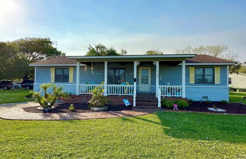 Morehead City House | Brown’s Island Getaway- Pet Friendly & Close to beach & town!