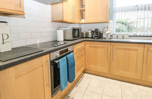 Brundall House | BRUNDALL HOUSE, pet friendly, with a garden in Brundall