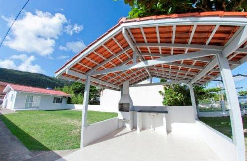 Zimbros House | Bruno Klemtz Casa frente Mar Pé na areia Lindo pátio com gramado privativo Ar Split WIFi - 6 x sem juros
