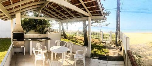 Zimbros House | Bruno Klemtz Casa frente Mar Pé na areia Lindo pátio com gramado privativo Ar Split WIFi - 6 x sem juros