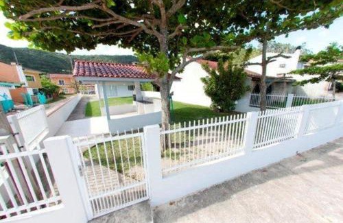 Zimbros House | Bruno Klemtz Casa frente Mar Pé na areia Lindo pátio com gramado privativo Ar Split WIFi - 6 x sem juros