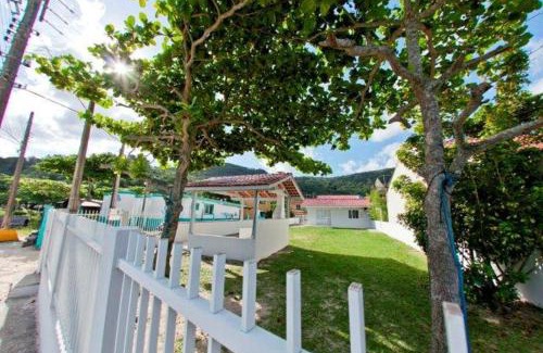 Zimbros House | Bruno Klemtz Casa frente Mar Pé na areia Lindo pátio com gramado privativo Ar Split WIFi - 6 x sem juros