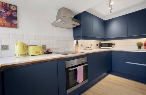 Hove Apartment | Brunswick Fab Pad - 2 Bedroom 2 Bathroom Garden View Balcony