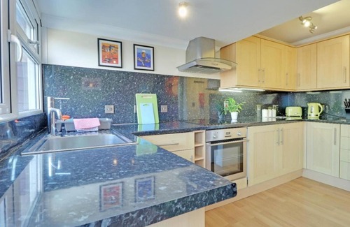 Hove Apartment | Brunswick Fab Pad - 2 Bedroom 2 Bathroom Garden View Balcony