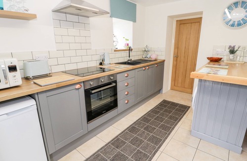 Tanygrisiau Cottage | BRYN ALUN, character holiday cottage, with open fire in Tanygrisiau