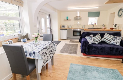 Tanygrisiau Cottage | BRYN ALUN, character holiday cottage, with open fire in Tanygrisiau