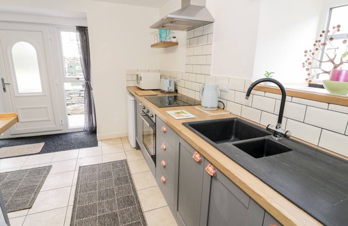 Tanygrisiau Cottage | BRYN ALUN, character holiday cottage, with open fire in Tanygrisiau