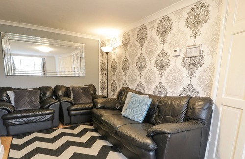 Penrhyndeudraeth House | BRYN BETHEL, pet friendly, with a garden in Penrhyndeudraeth