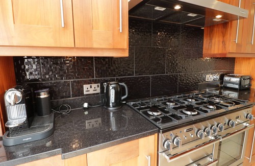 Eglwysbach Cottage | BRYN DERW HOLIDAY COTTAGE, pet friendly, with hot tub in Eglwysbach