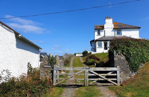 Trearddur Bay House | BRYN GORS-3 BED-FIRST FLOOR APT- YARDS FROM BEACH