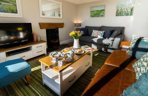 Borth-y-Gest House | Bryn Gwyn, Sleeps 8, Sea Views, Borth y Gest