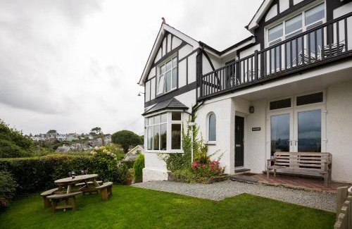 Borth-y-Gest House | Bryn Gwyn, Sleeps 8, Sea Views, Borth y Gest