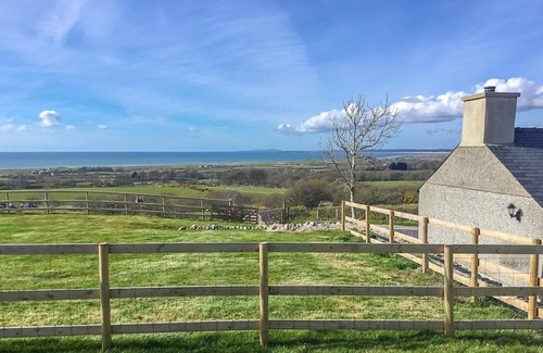 Llandwrog Cottage | Bryn-Mawr - two bedroom traditional farm holiday cottage with outstanding views