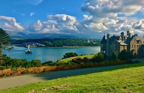 Menai Bridge Apartment | Bryn Mel Manor Straits View