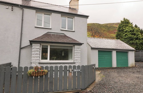 Bethesda Cottage | BRYN, pet friendly, country holiday cottage in Bethesda
