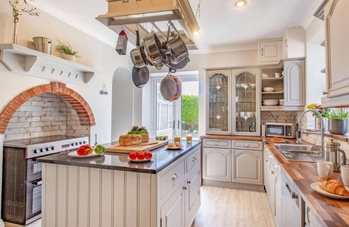 Nefyn House | BRYN RHOSYN, pet friendly, country holiday cottage in Nefyn