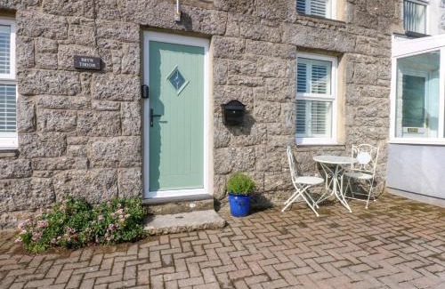 Moelfre House | Bryn Tirion