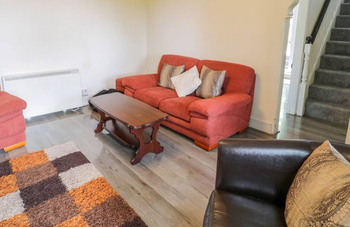 Cwm-y-glo Cottage | BRYN TIRION, pet friendly, with a garden in Llanrug
