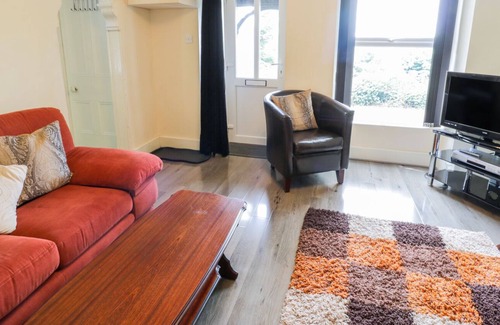 Cwm-y-glo Cottage | BRYN TIRION, pet friendly, with a garden in Llanrug