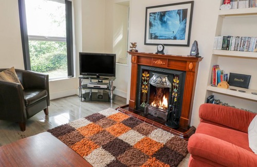 Cwm-y-glo Cottage | BRYN TIRION, pet friendly, with a garden in Llanrug