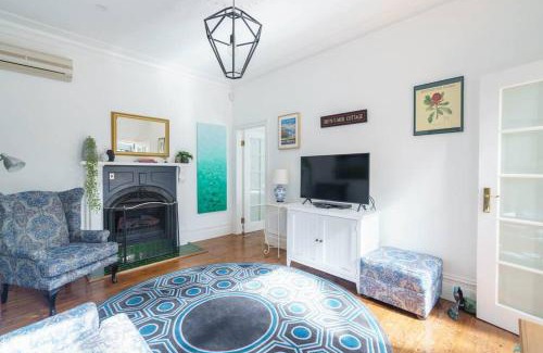 Leura House | Bryn-y-Mor Cottage Romantic Fireplace Couples