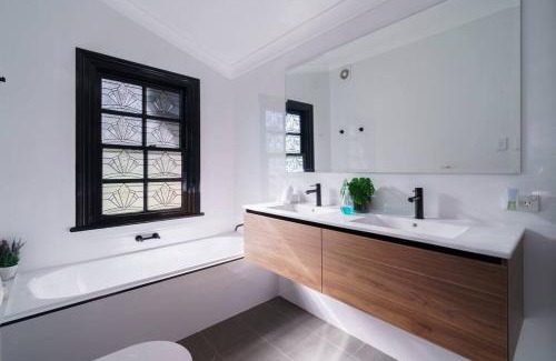 Leura House | Bryn-y-Mor Cottage Romantic Fireplace Couples