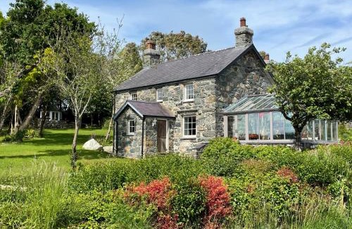Dinas House | Bryncynan Fawr Farmhouse