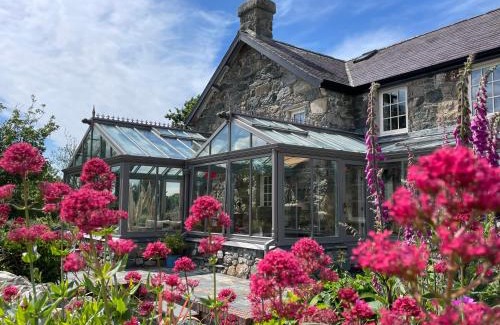 Dinas House | Bryncynan Fawr Farmhouse