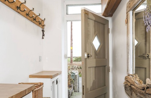 Llanfaelog Cottage | BRYNGWYN - NR RHOSNEIGR, pet friendly, with a garden in Llanfaelog