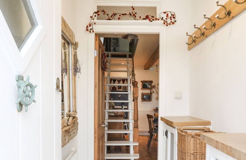 Llanfaelog Cottage | BRYNGWYN - NR RHOSNEIGR, pet friendly, with a garden in Llanfaelog