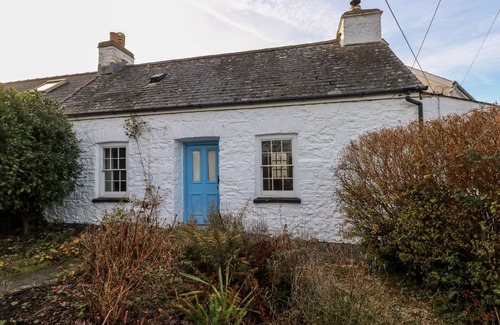 Dinas Cross Cottage | BRYNHENLLAN COTTAGE, pet friendly, with open fire in Dinas Cross