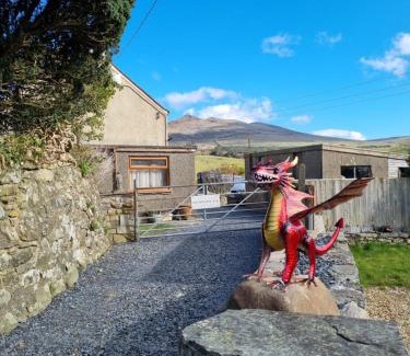 Llanaelhaearn House | Brynhyfryd