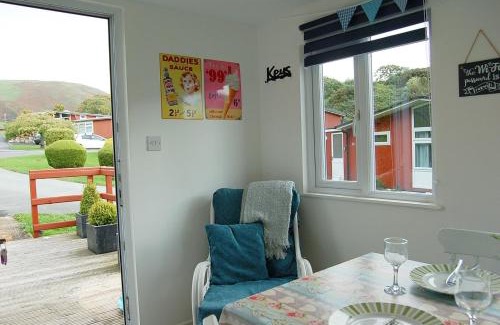 Tywyn House | Bryniau Gwyrdd Chalet 11 Happy Valley