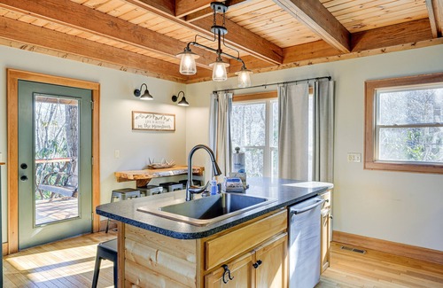 Bryson City Cabin | Bryson City Cabin: Deck & Mountain-View Hot Tub